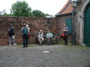 Dr. Karl-Heinz Knörzer (sitzend, rechts)